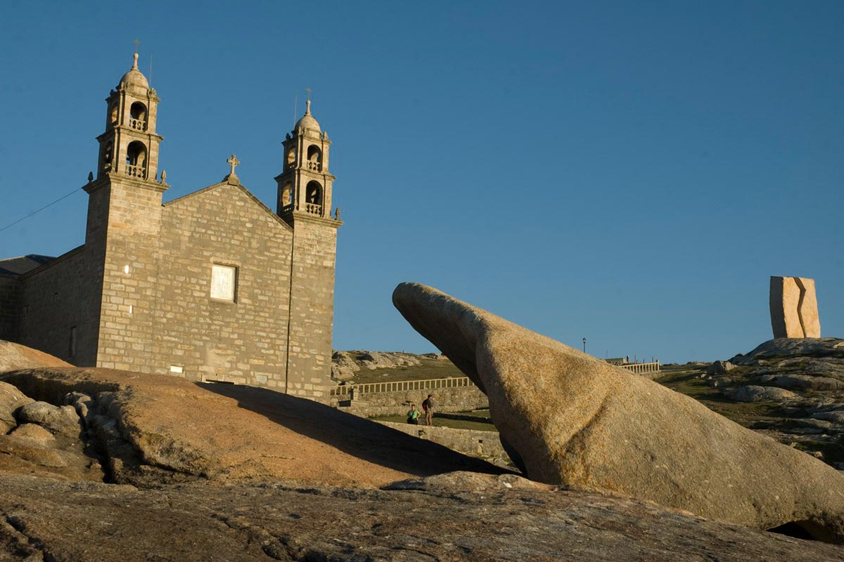 Santuario de A Virxe da Barca y escultura A Ferida, Muxía